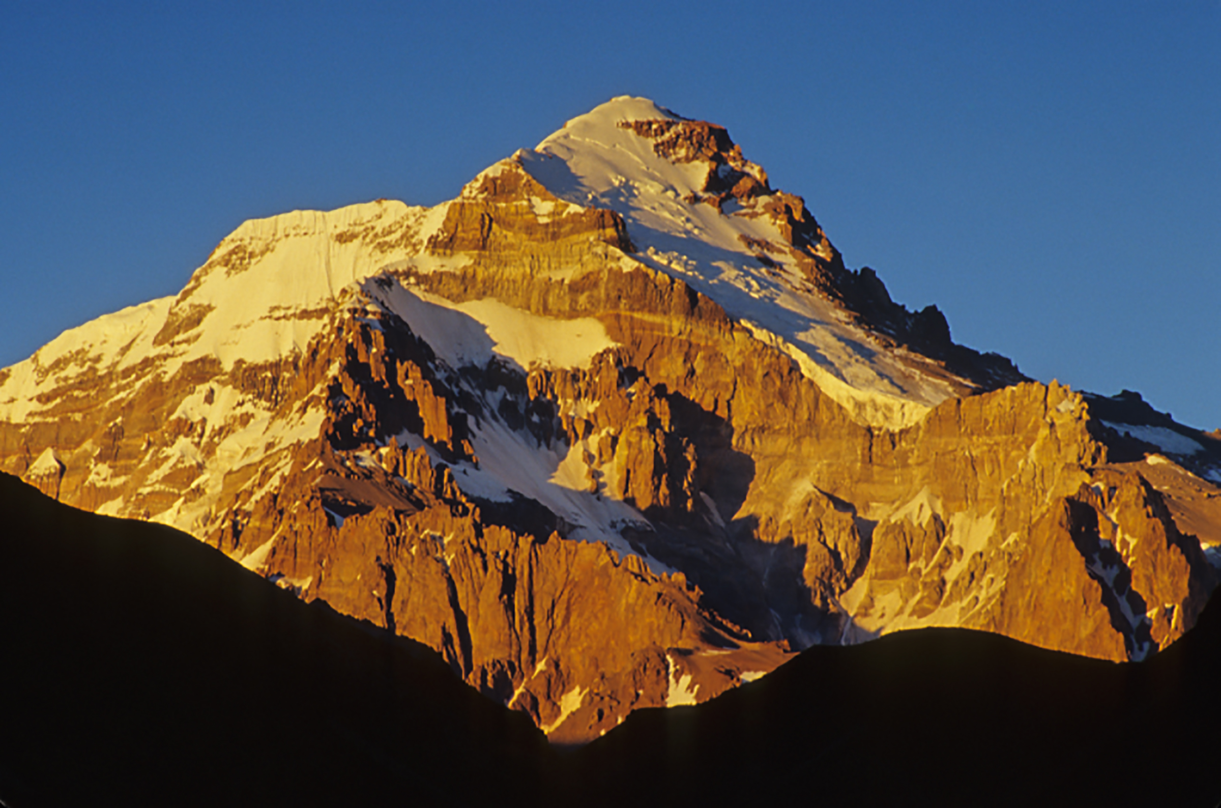 Высшая точка горной системы южной америки. Горы Анды вершина гора АК. Чили Аконкагуа. Аконкагуа горные вершины. Южная Америка вершина гора Аконкагуа.
